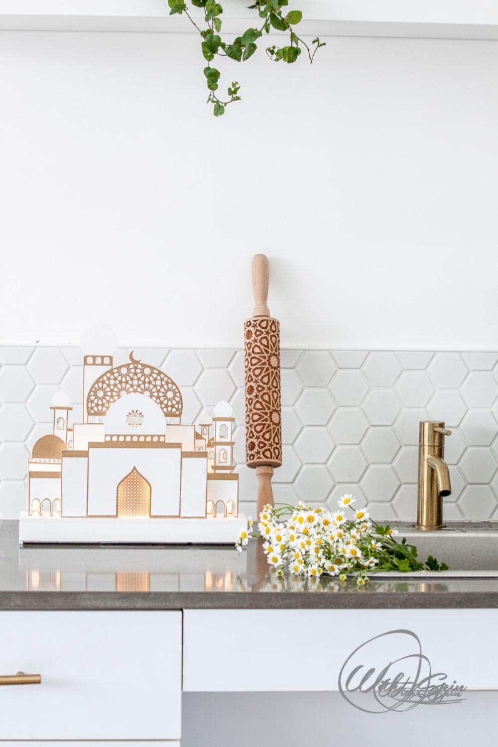 Gold Ramadan decoration ideas - WithASpin